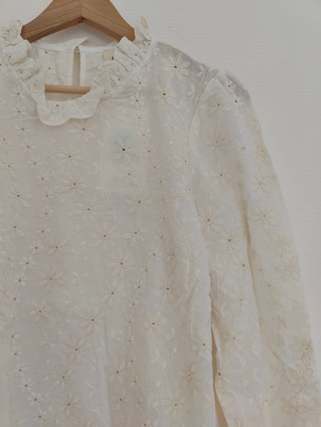 Blouse Sézane en broderie anglaise à col volanté — photo 3