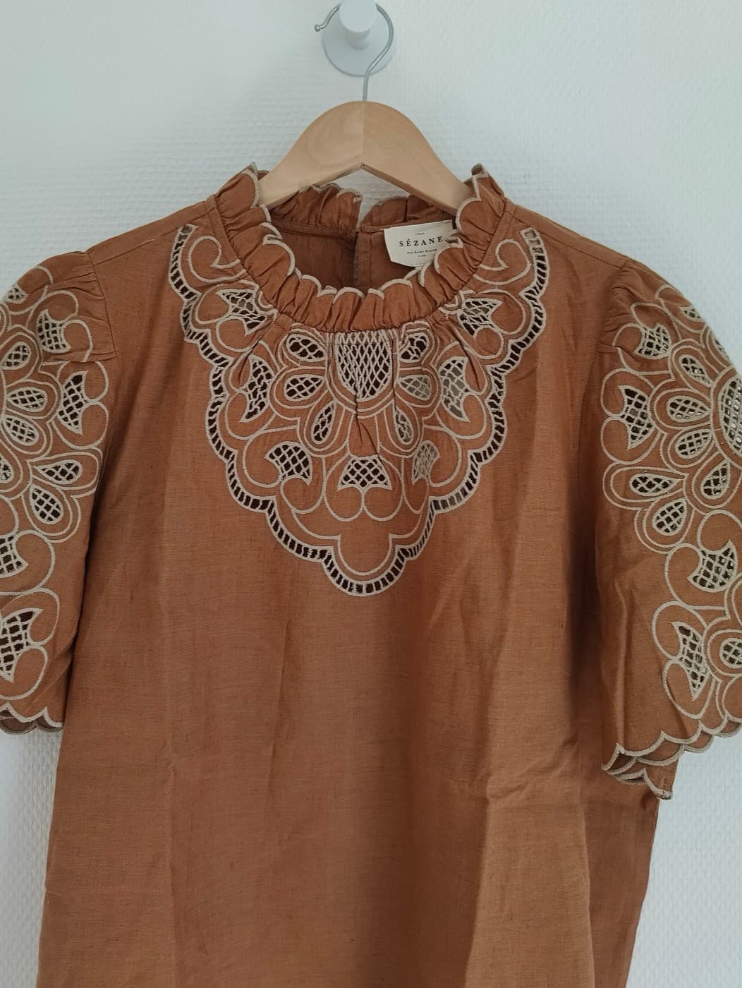 Blouse Sézane camel à broderies écrues – Taille 46 — photo 2