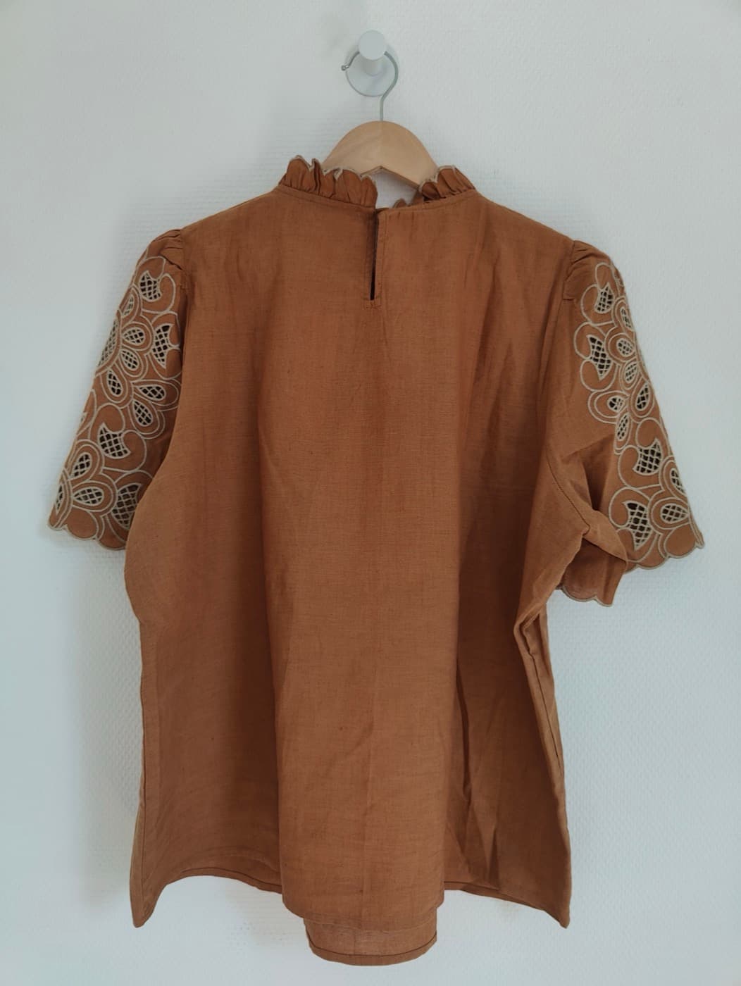 Blouse Sézane camel à broderies écrues – Taille 46 — photo 3