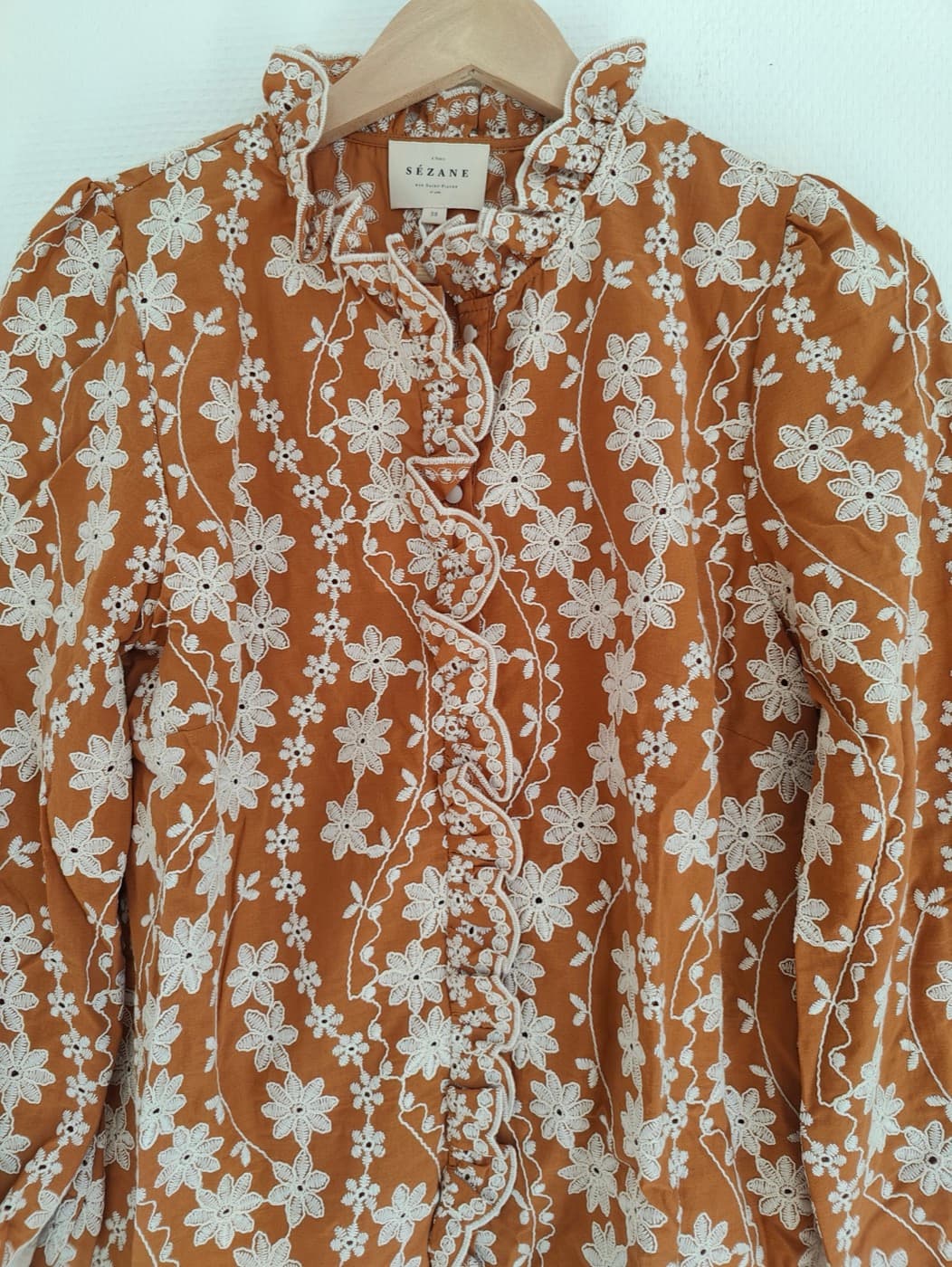 Chemise Sézane camel à broderies florales  – Taille 38 — photo 2