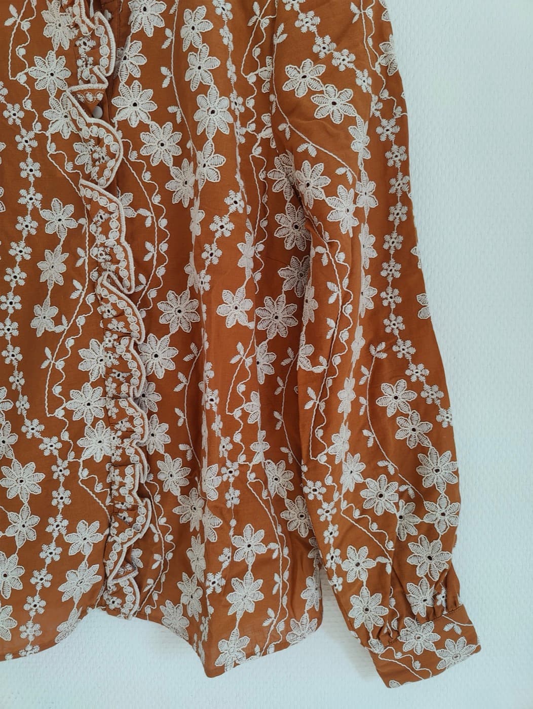 Chemise Sézane camel à broderies florales  – Taille 38 — photo 3