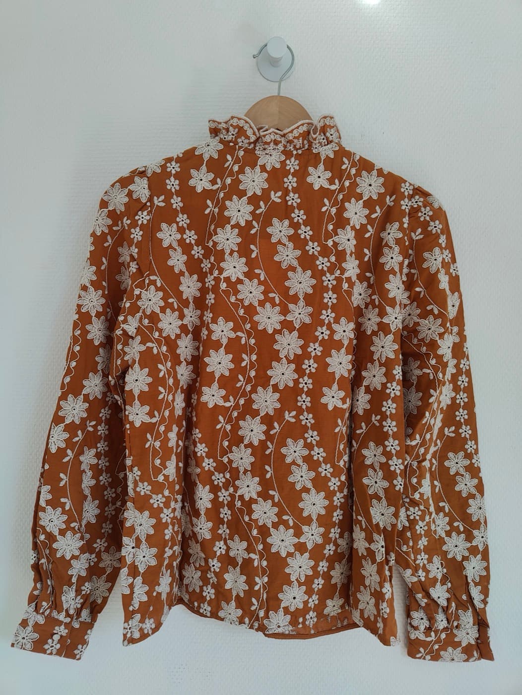 Chemise Sézane camel à broderies florales  – Taille 38 — photo 4