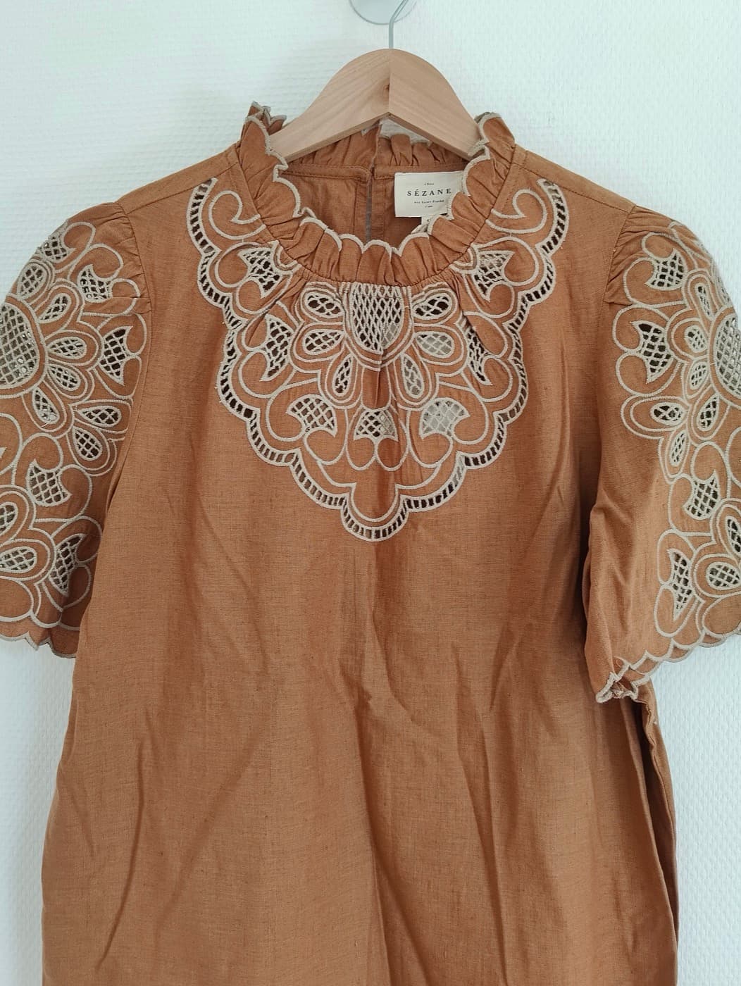 Blouse Sézane en lin brodé camel – Taille 42 — photo 2