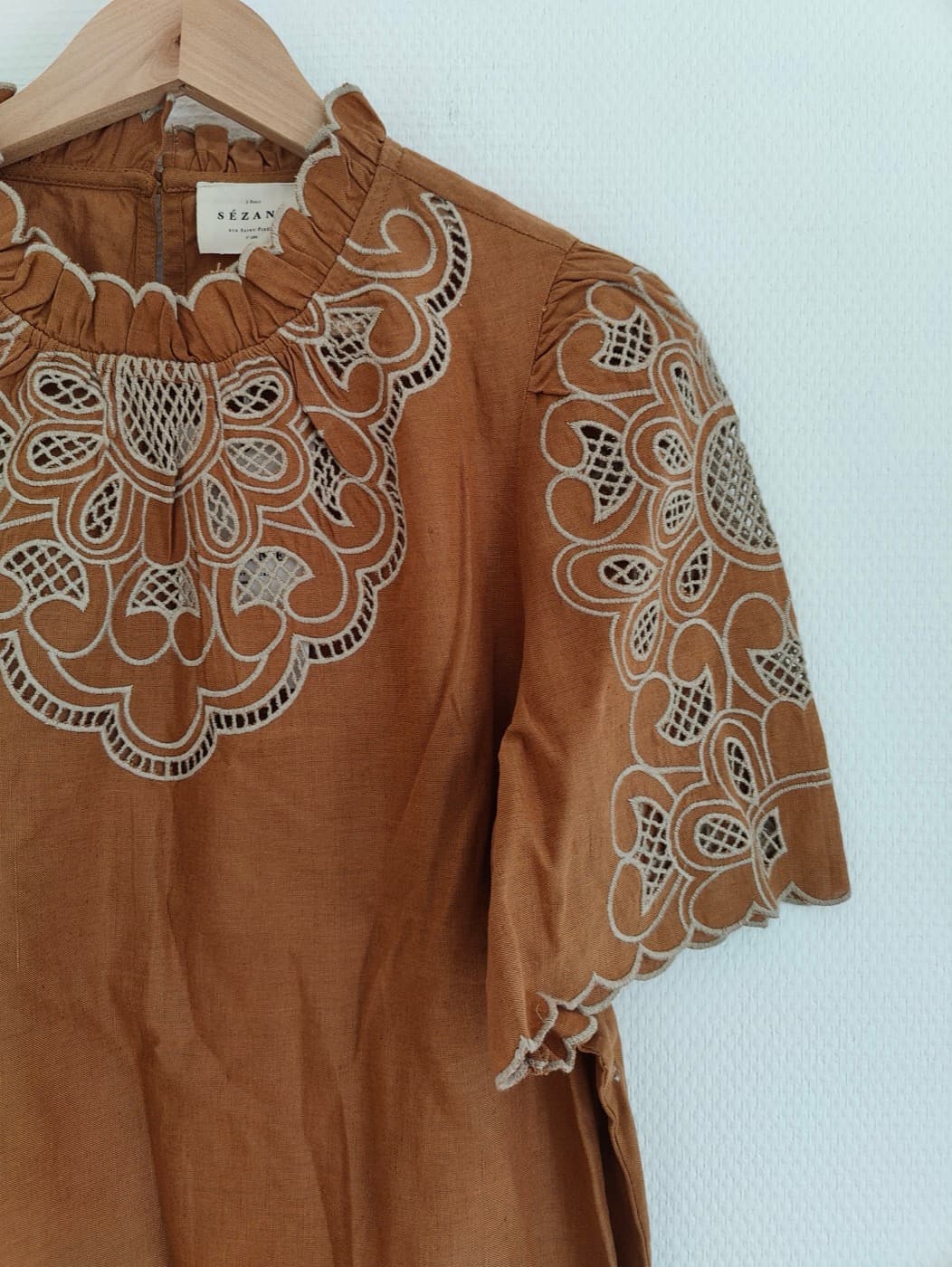 Blouse Sézane en lin brodé camel – Taille 42 — photo 3