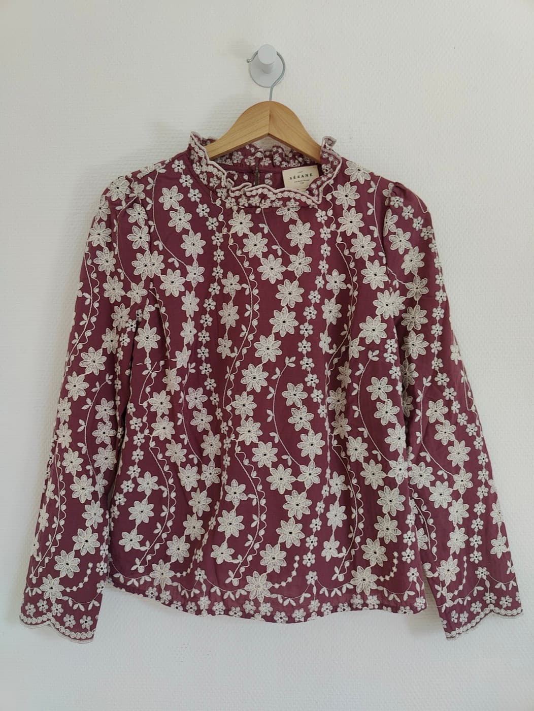 Blouse Sézane bordeaux à broderies florales écrues – Taille 40 — photo 2