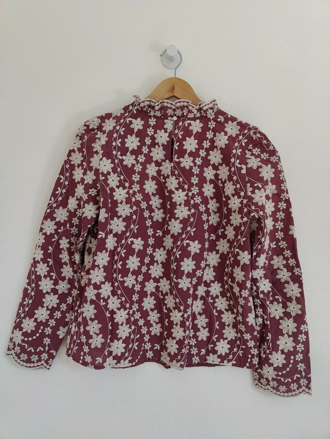 Blouse Sézane bordeaux à broderies florales écrues – Taille 40 — photo 3