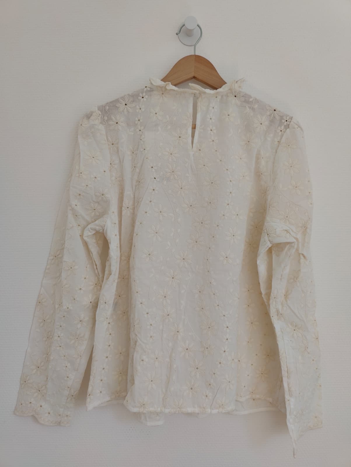 Blouse Sézane en broderie anglaise à col volanté — photo 4