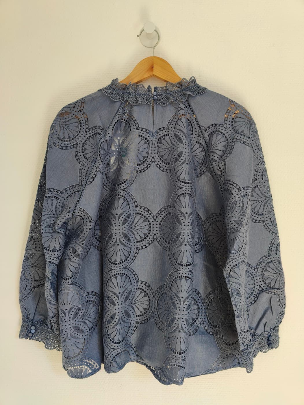Blouse Sézane en dentelle ajourée bleu ardoise – Taille 48 — photo 4