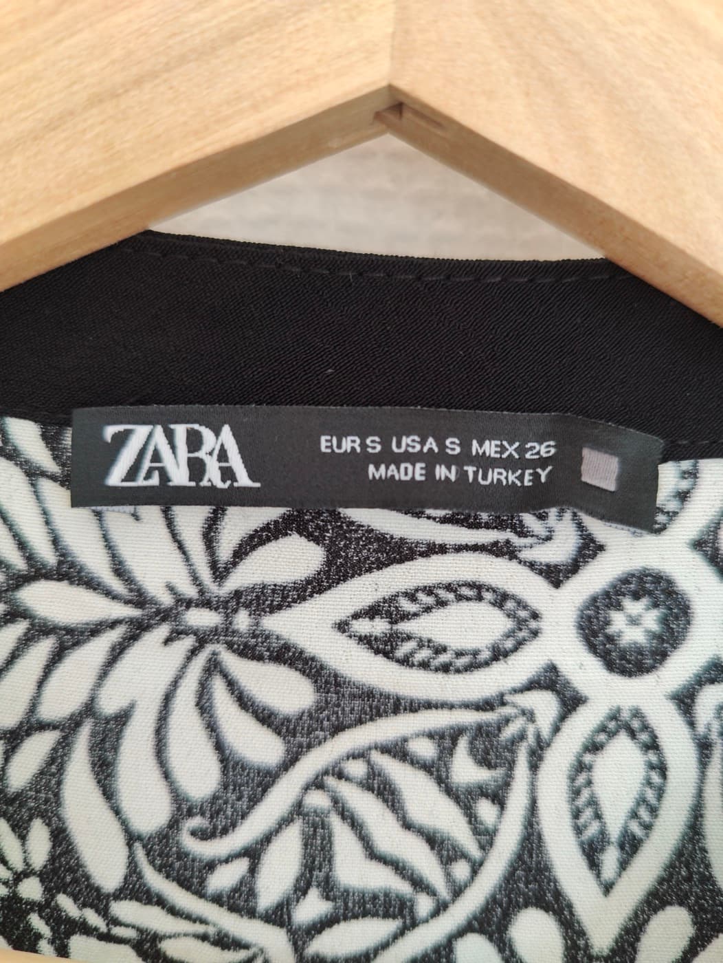 Robe  Zara à imprimé folk noir et blanc – Taille S — photo 4