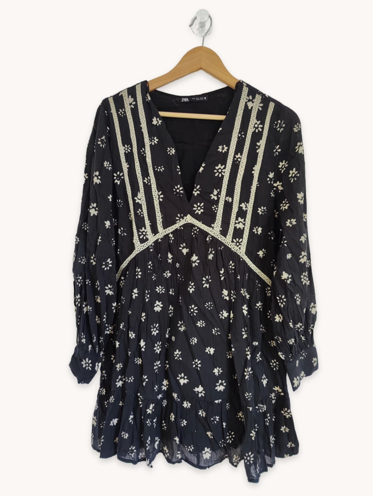 Black Zara dress with floral print and crochet details – Size M
