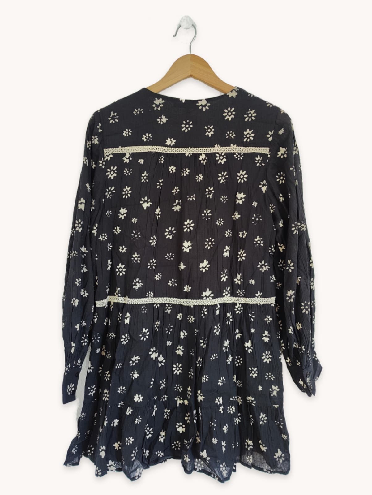 Robe Zara noire à imprimé fleuri et détails en crochet – Taille M — photo 3